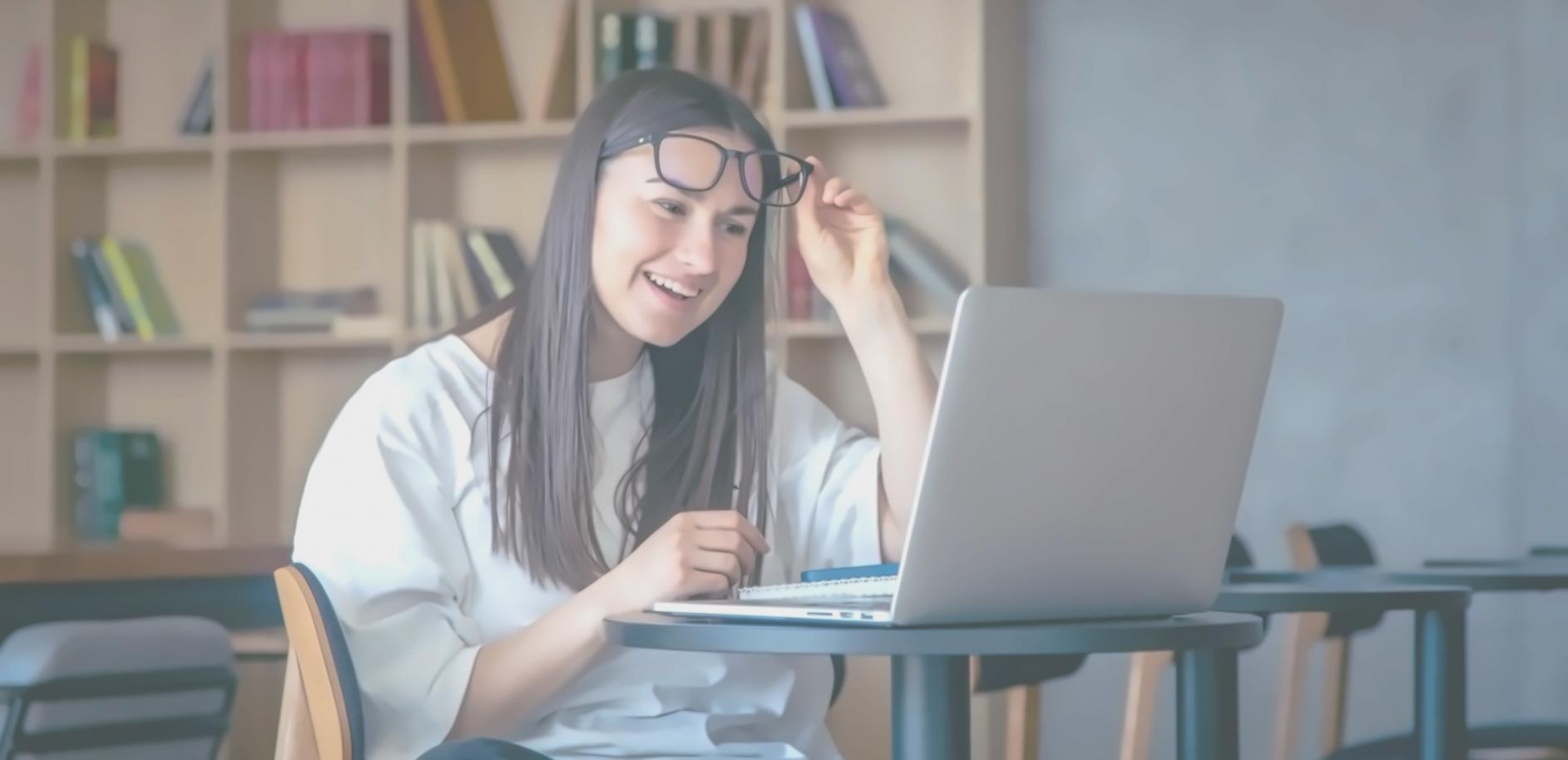 AI技術による経費分析システムの画面表示